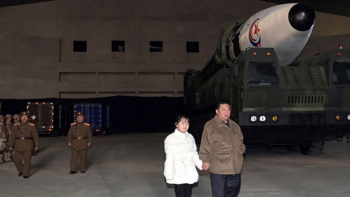 Nhà lãnh đạo Triều Tiên lần đầu dẫn theo con gái thị sát vụ phóng ICBM